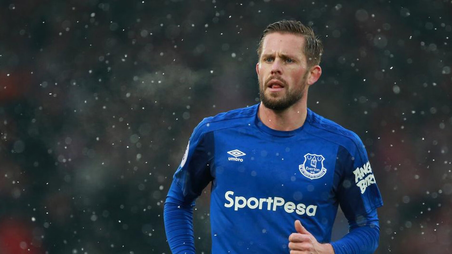 “英超焦点战:两豪门激烈对攻,场面精彩纷呈”,英超两大豪门